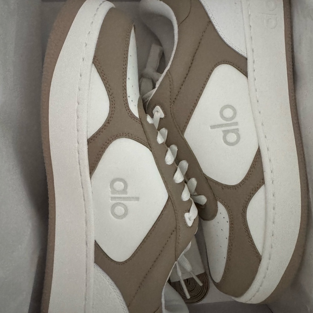 ALO Yoga Recovery Mode Sneakers- Tan & White Sneakers